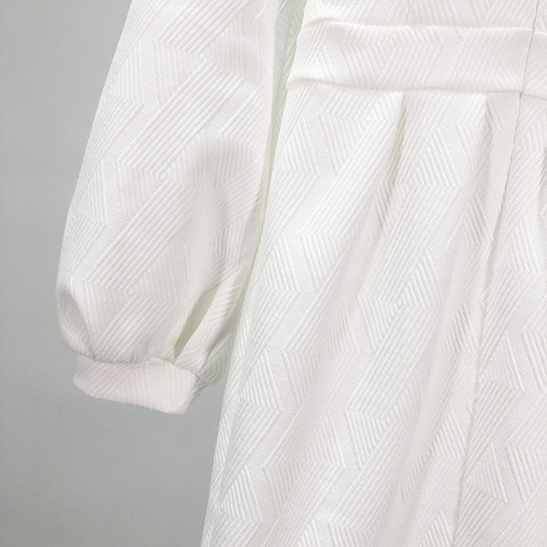 Rochie modernă, cu decolteu barca și mâneci lungi, în alb