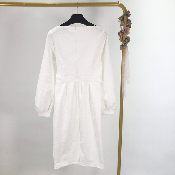 Rochie modernă, cu decolteu barca și mâneci lungi, în alb