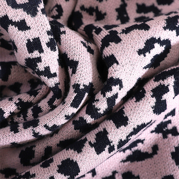 Pulover de dama in stil retro cu model leopard si decolteu rotund