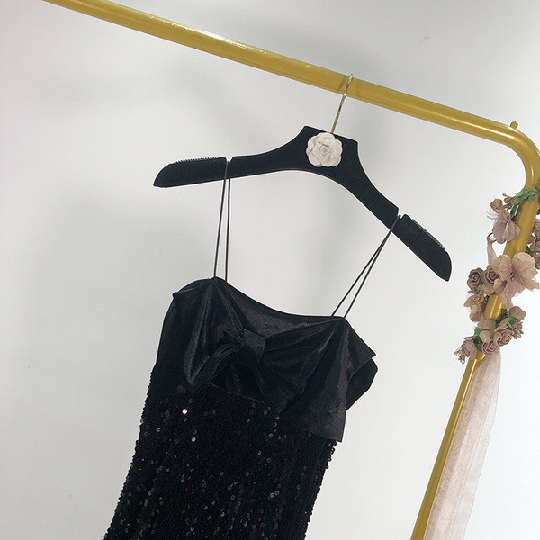 Rochie scurta eleganta cu bretele subtiri de catifea si paiete in negru