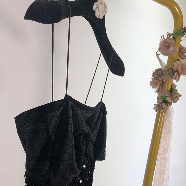 Rochie scurta eleganta cu bretele subtiri de catifea si paiete in negru