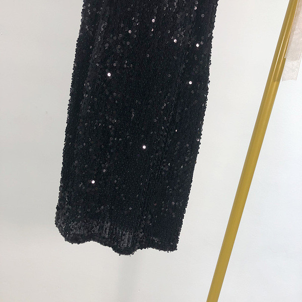 Rochie scurta eleganta cu bretele subtiri de catifea si paiete in negru