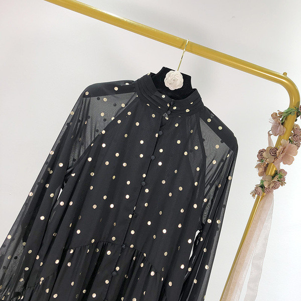 Rochie cu croială lungă cu mâneci din tul cu puncte negre