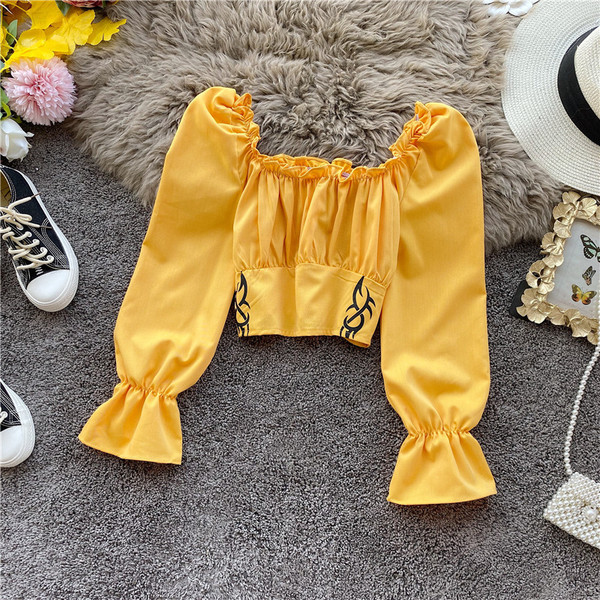 Bluză scurtă de damă modernă cu decolteu barcă și broderie în roșu, galben, verde și alb