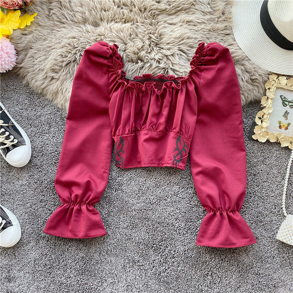 Bluză scurtă de damă modernă cu decolteu barcă și broderie în roșu, galben, verde și alb