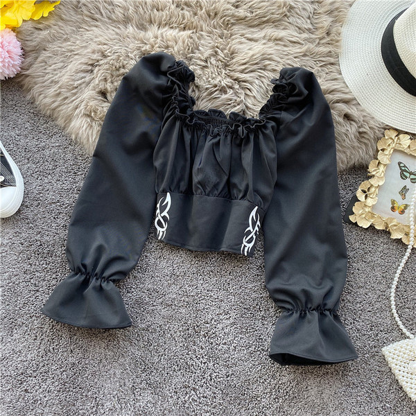 Bluză scurtă de damă modernă cu decolteu barcă și broderie în roșu, galben, verde și alb