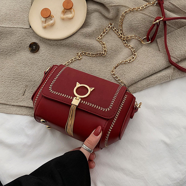 Geanta mica moderna cu decor metalic si ciucuri din piele ecologica