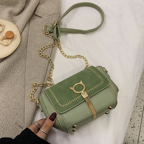 Geanta mica moderna cu decor metalic si ciucuri din piele ecologica