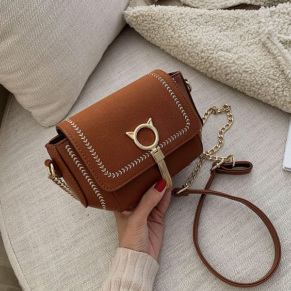 Geanta mica moderna cu decor metalic si ciucuri din piele ecologica