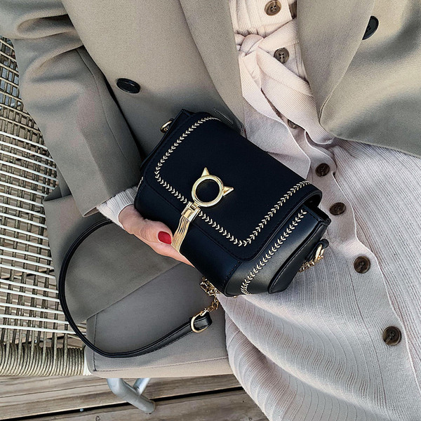 Geanta mica moderna cu decor metalic si ciucuri din piele ecologica