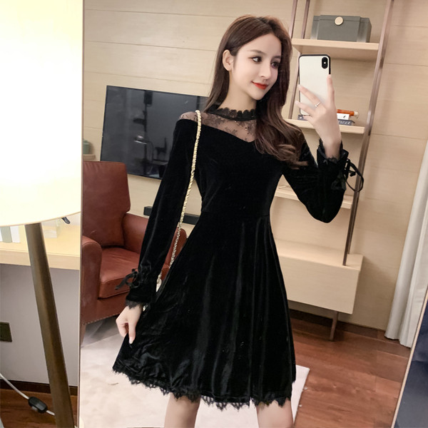 Rochie moderna de dama cu decolteu rotund si tul de catifea in negru