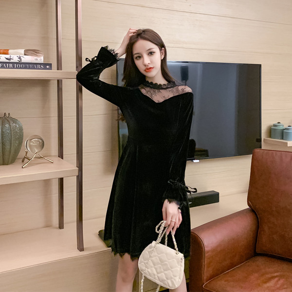 Rochie moderna de dama cu decolteu rotund si tul de catifea in negru