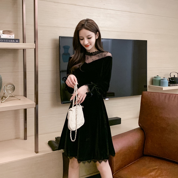 Rochie moderna de dama cu decolteu rotund si tul de catifea in negru