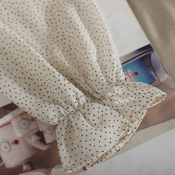 Rochie de dama lunga cu buline cu decolteu in V si talie elastica in alb, rosu si negru