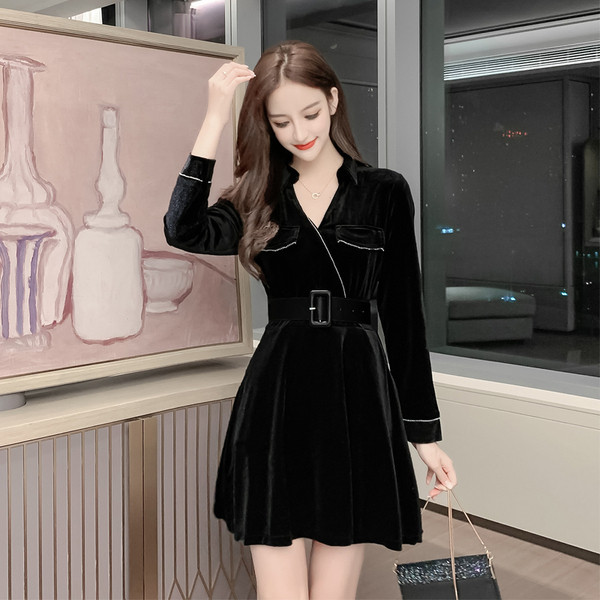 Rochie de damă cu curea și decolteu din catifea spitz de culoare neagră