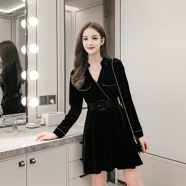 Rochie de damă cu curea și decolteu din catifea spitz de culoare neagră