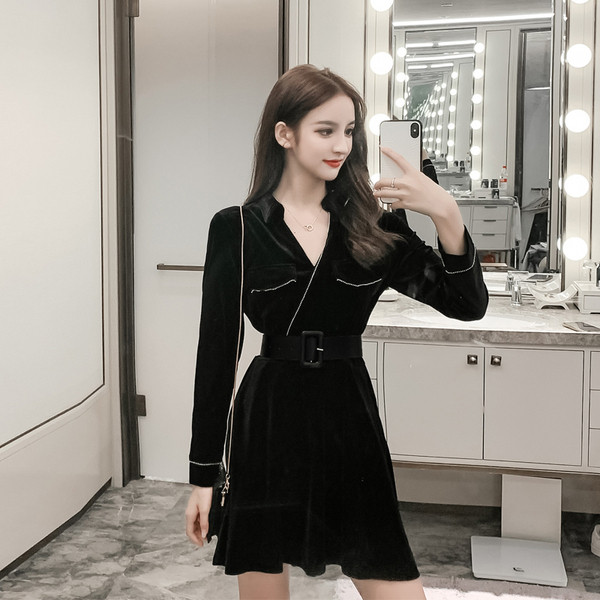 Rochie de damă cu curea și decolteu din catifea spitz de culoare neagră