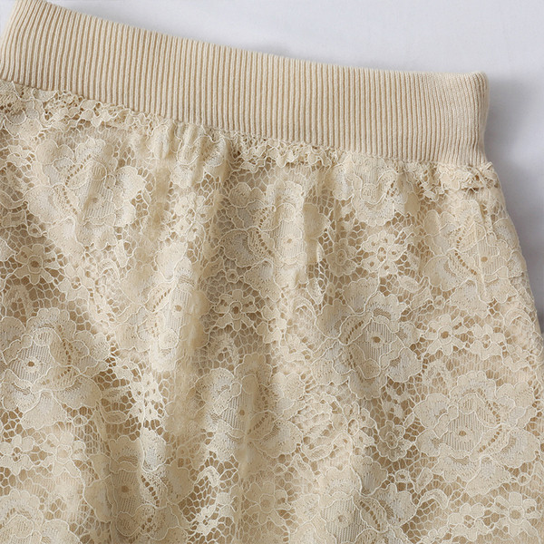 Fusta de dama moderna din dantela cu talie elastica in alb si bej