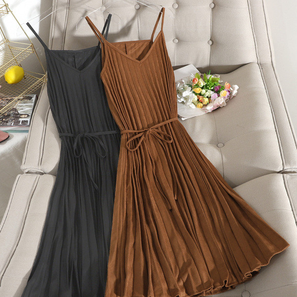 Rochie de dama plisata cu curea si bretele subtiri in negru si maro