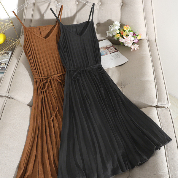 Rochie de dama plisata cu curea si bretele subtiri in negru si maro