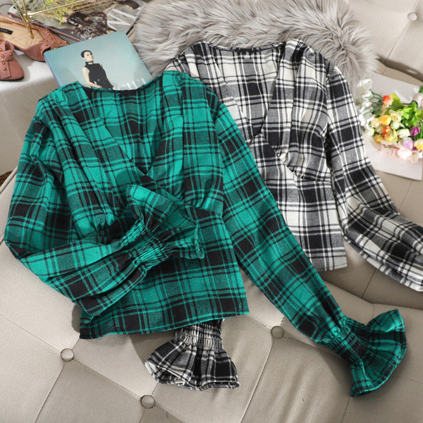 Cămașă de damă în carouri cu decolteu în V în verde, negru și verde