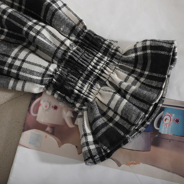 Cămașă de damă în carouri cu decolteu în V în verde, negru și verde