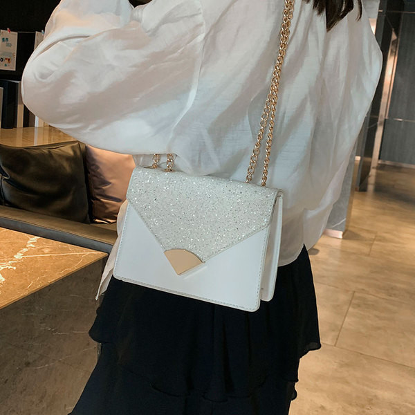 Geanta mica eleganta cu maner metalic in alb, negru si verde