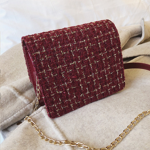 Geanta de dama patrata cu lant in culorile maro, negru si rosu