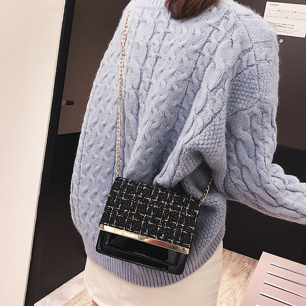 Geanta de dama patrata cu lant in culorile maro, negru si rosu