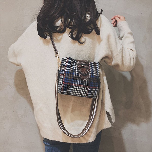 Geantă mică în carouri modernă din material textil și piele ecologică
