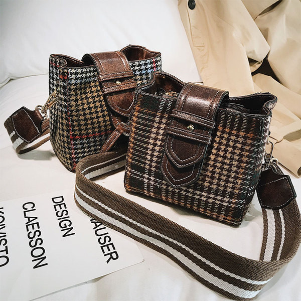 Geantă mică în carouri modernă din material textil și piele ecologică