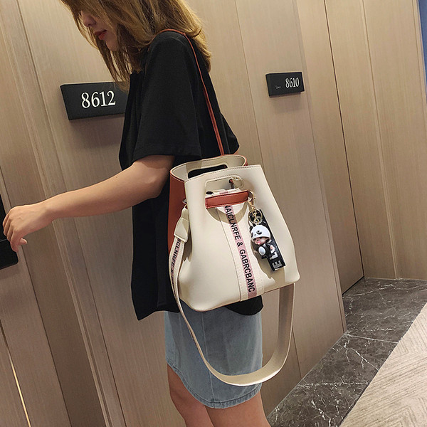 Modern női ökobőr táska textil fogantyúval fehér, barna, fekete és zöld színben