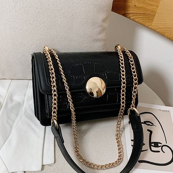 Női bőrtáska lánccal és fém csattal