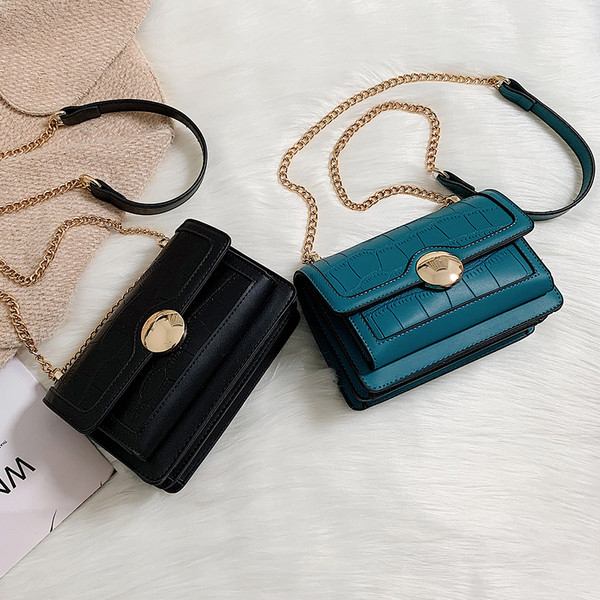 Női bőrtáska lánccal és fém csattal