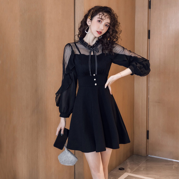 Elegáns női ruha tüllel, nyakkendőkkel és gombokkal fekete színben - szabású modell