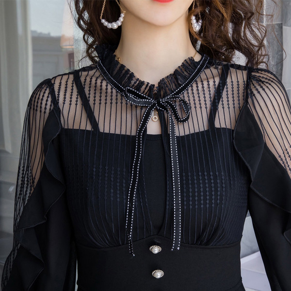 Elegáns női ruha tüllel, nyakkendőkkel és gombokkal fekete színben - szabású modell