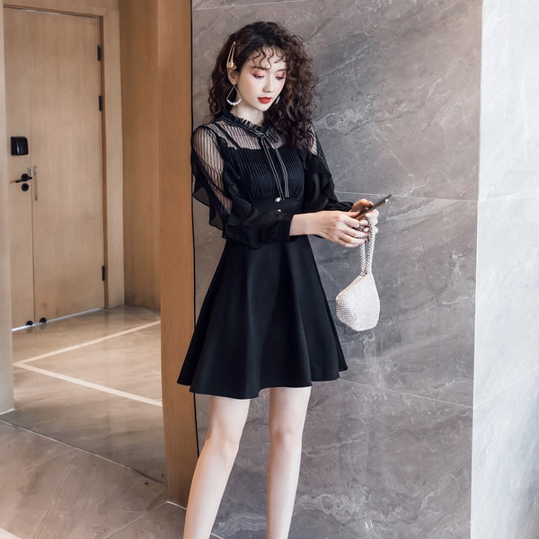 Elegáns női ruha tüllel, nyakkendőkkel és gombokkal fekete színben - szabású modell