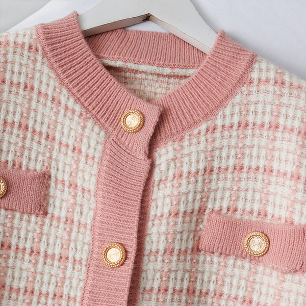 Modern női mellény zöld, rózsaszín és fekete gombokkal és zsebekkel