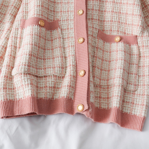 Modern női mellény zöld, rózsaszín és fekete gombokkal és zsebekkel