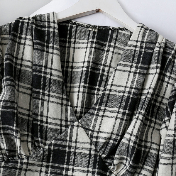 Modern női kockás blúz spitz nyakkivágással és hosszú ujjú három színben