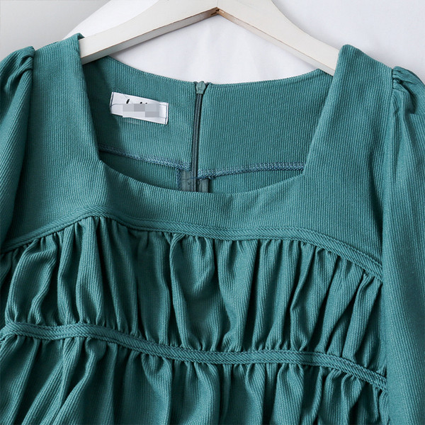 Modern női blúz négyzet alakú nyakkivágással, hátul cipzárral több színben