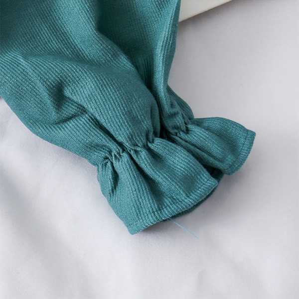 Modern női blúz négyzet alakú nyakkivágással, hátul cipzárral több színben