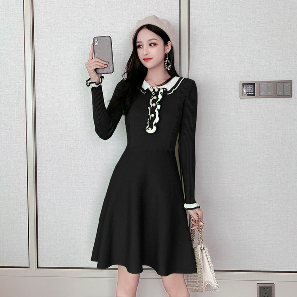 Kötött női ruha gombokkal - fekete, kék és zöld szabású modell