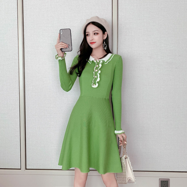 Kötött női ruha gombokkal - fekete, kék és zöld szabású modell