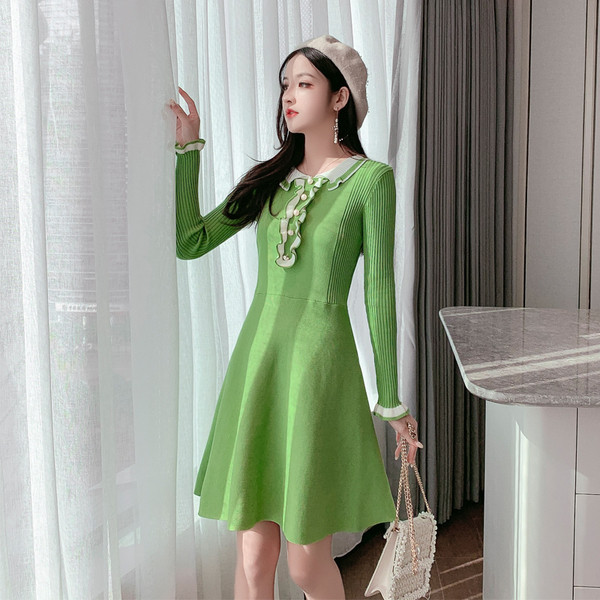 Kötött női ruha gombokkal - fekete, kék és zöld szabású modell