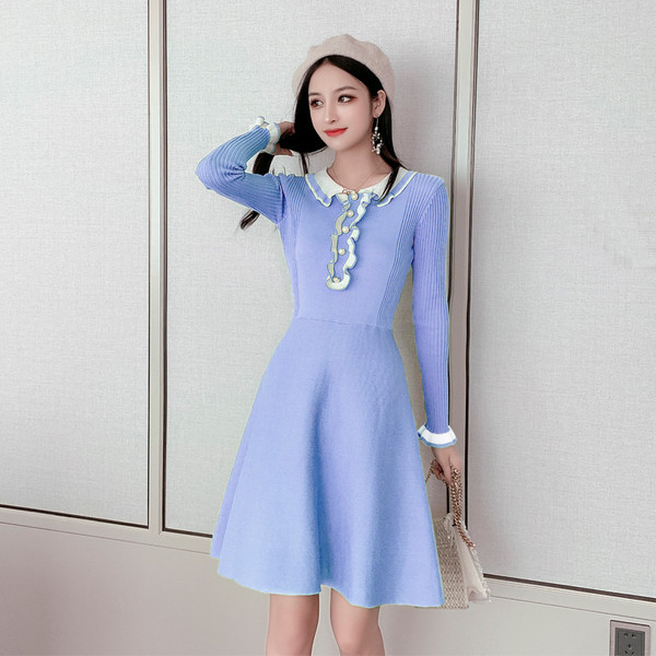 Kötött női ruha gombokkal - fekete, kék és zöld szabású modell