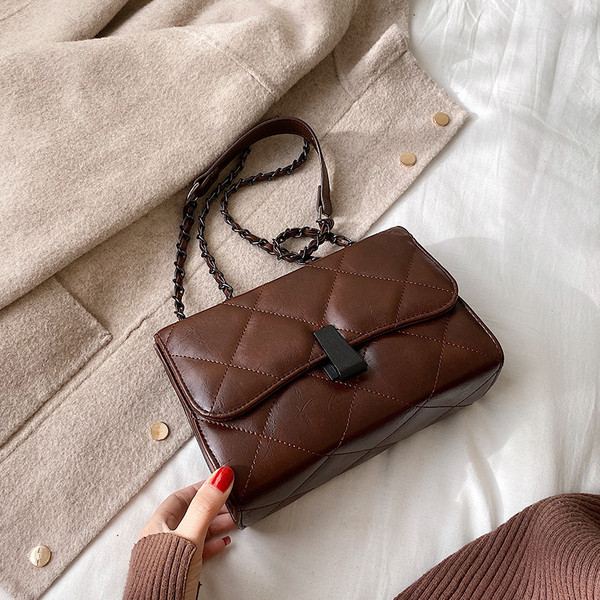 Női bőr táska lánccal és fém rögzítéssel