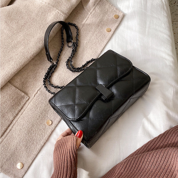 Női bőr táska lánccal és fém rögzítéssel