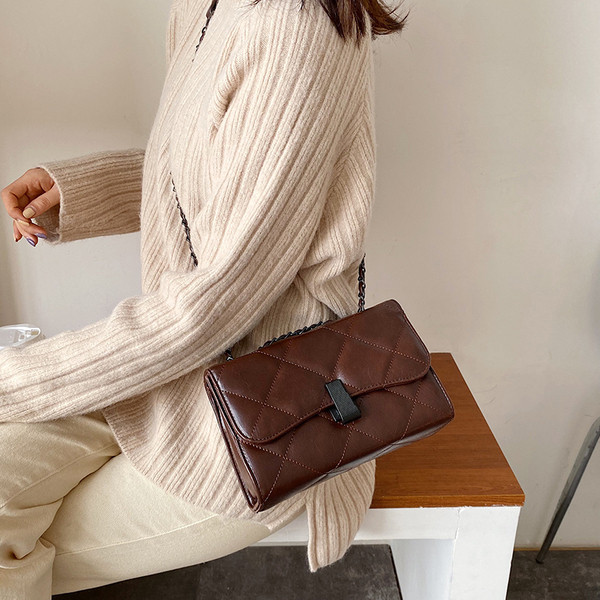 Női bőr táska lánccal és fém rögzítéssel