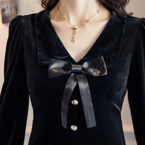 Modern rövid női ruha spitz nyakkivágással, szalaggal és bársonygombokkal fekete színben